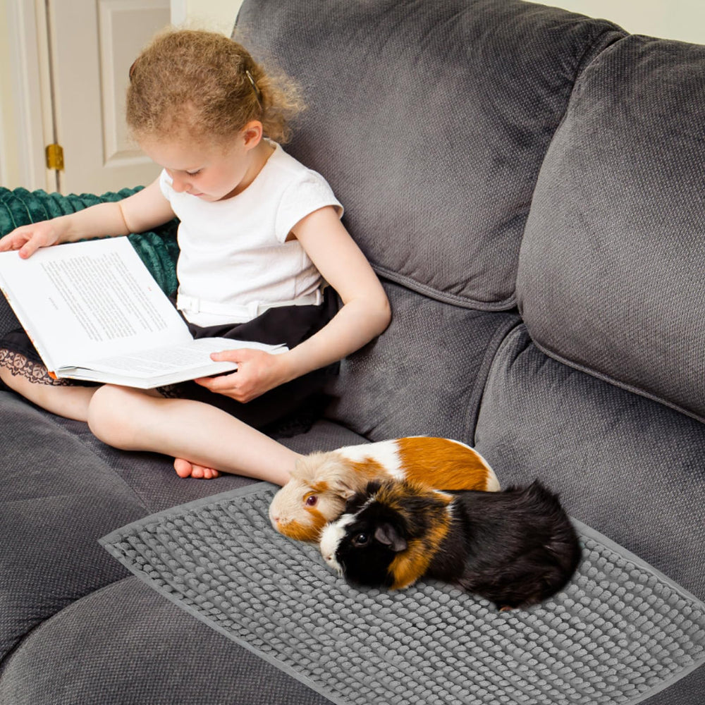 Ysglory guinea pig cage liner green offers a cozy, moisture-wicking surface.