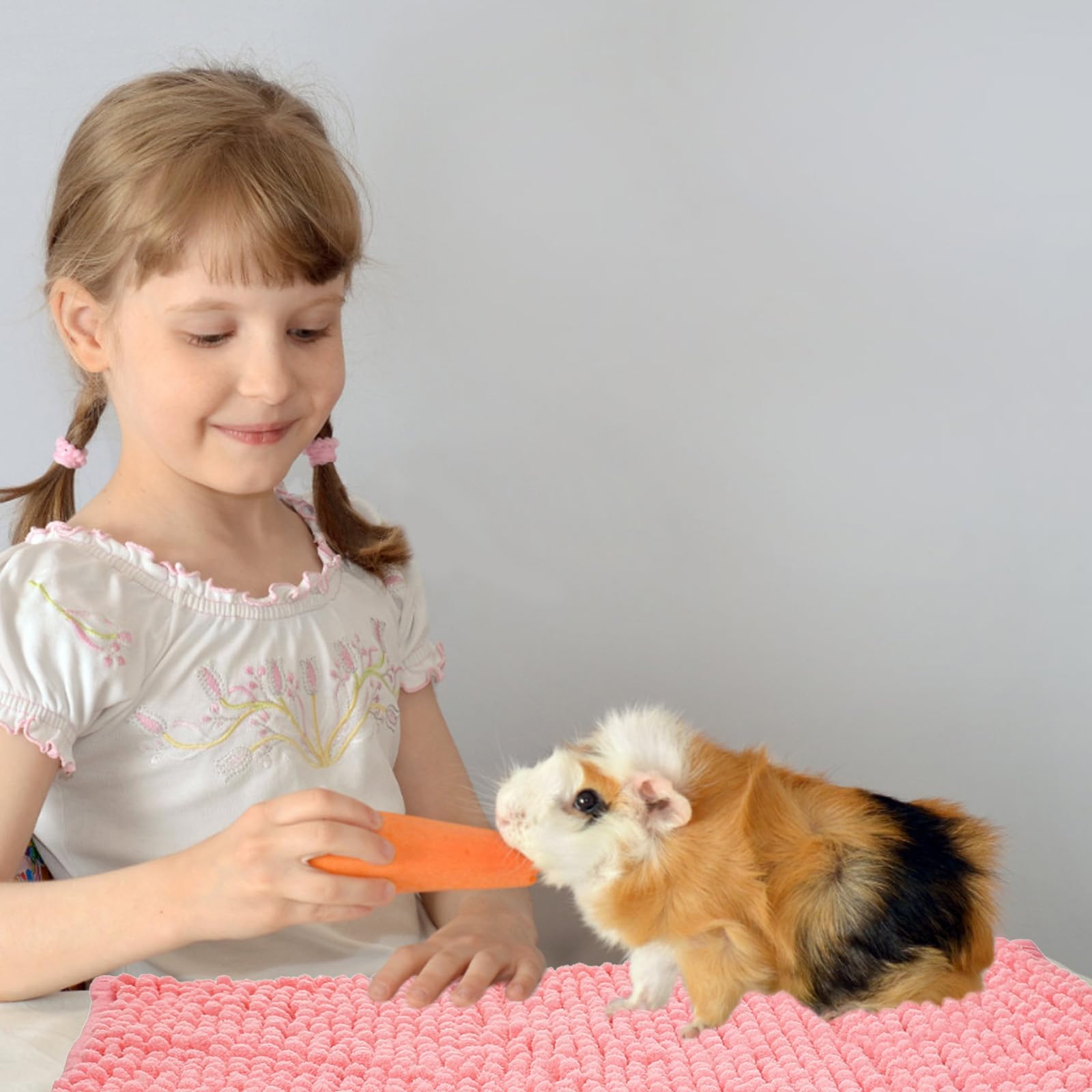 Ysglory guinea pig mats closeup shows plush microfiber for quick absorption.