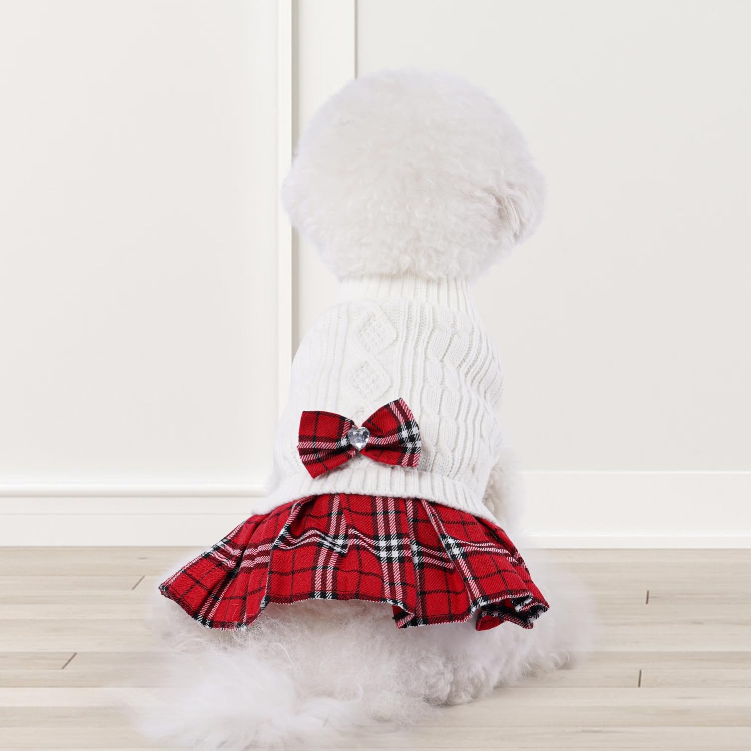 YUDODO machine-washable sweater white on pet highlights easy cleaning and reuse.