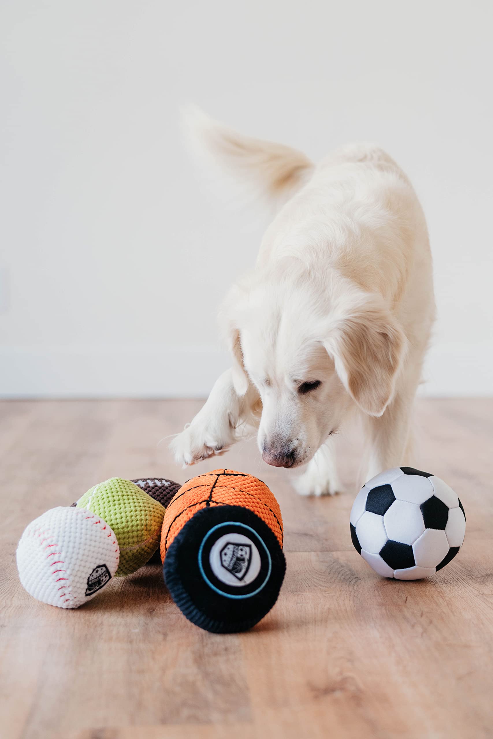 ZippyPaws SportsBallz bola chirrido suave, ideal para juegos de interior.