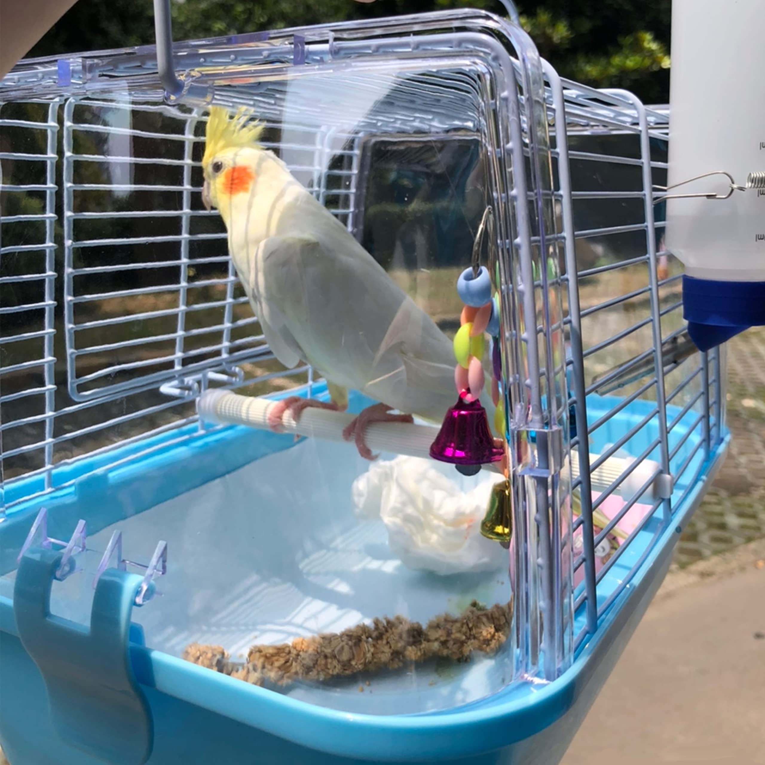 ZIQON odor-control liner paper helps keep the cage smelling fresher.
